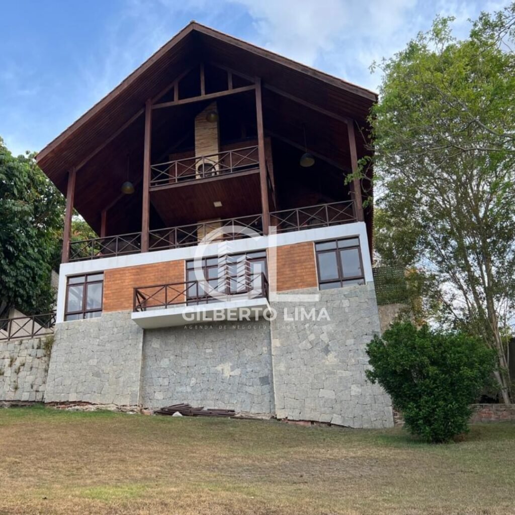 São19 casas enfileiradas em 3 ruas com um visual deslumbrante para a Serra do Maroto, destacanto-se o projeto de arquitetura com 03 níveis de pavimentos.