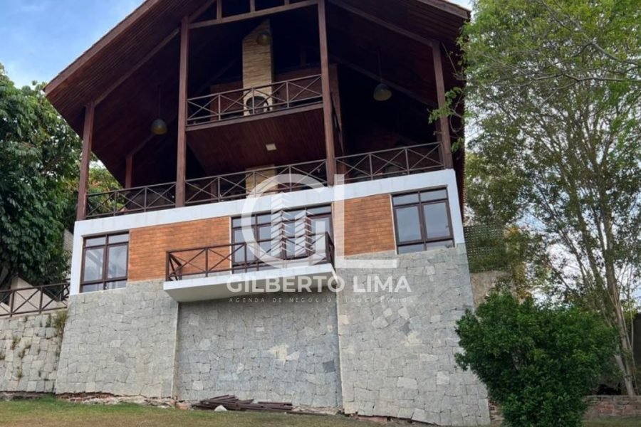 São19 casas enfileiradas em 3 ruas com um visual deslumbrante para a Serra do Maroto, destacanto-se o projeto de arquitetura com 03 níveis de pavimentos.